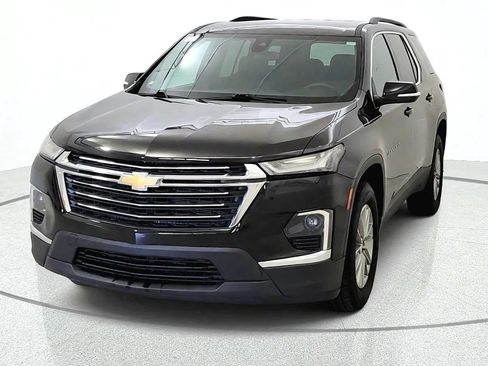 Used 2023 Chevrolet Traverse LT FWD image 2
