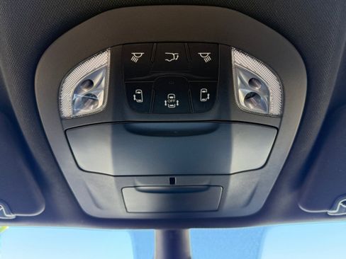 Used 2025 Chrysler Pacifica Select image 32