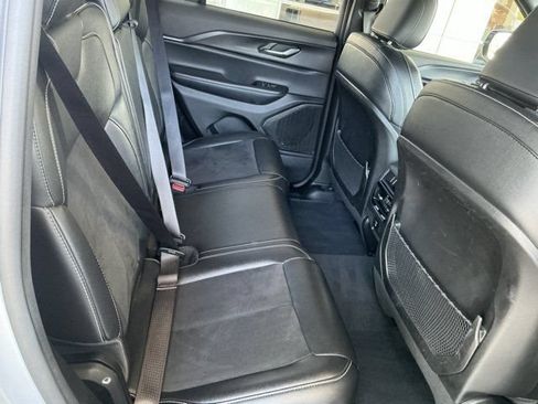 Used 2024 Jeep Grand Cherokee Altitude AWD/4WD image 19