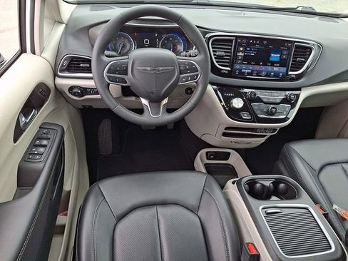 Certified 2024 Chrysler Pacifica Touring-L FWD image 12