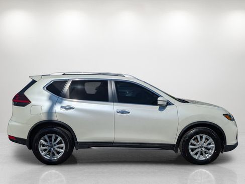 Used 2018 Nissan Rogue SV image 4