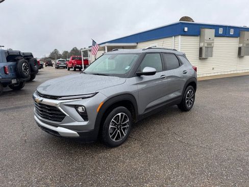 Used 2024 Chevrolet TrailBlazer LT image 2
