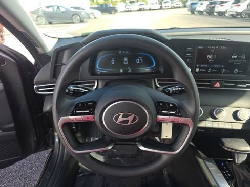 Used 2025 Hyundai Elantra SE FWD image 16