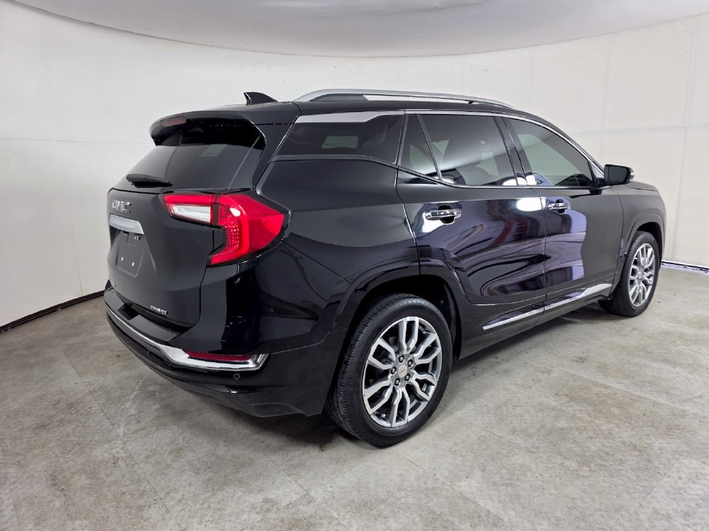 Used 2024 GMC Terrain Denali w/ Denali Premium Package AWD/4WD image 4