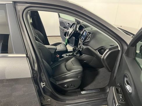 Certified 2019 Jeep Cherokee Limited w/ Luxury Group AWD/4WD image 31