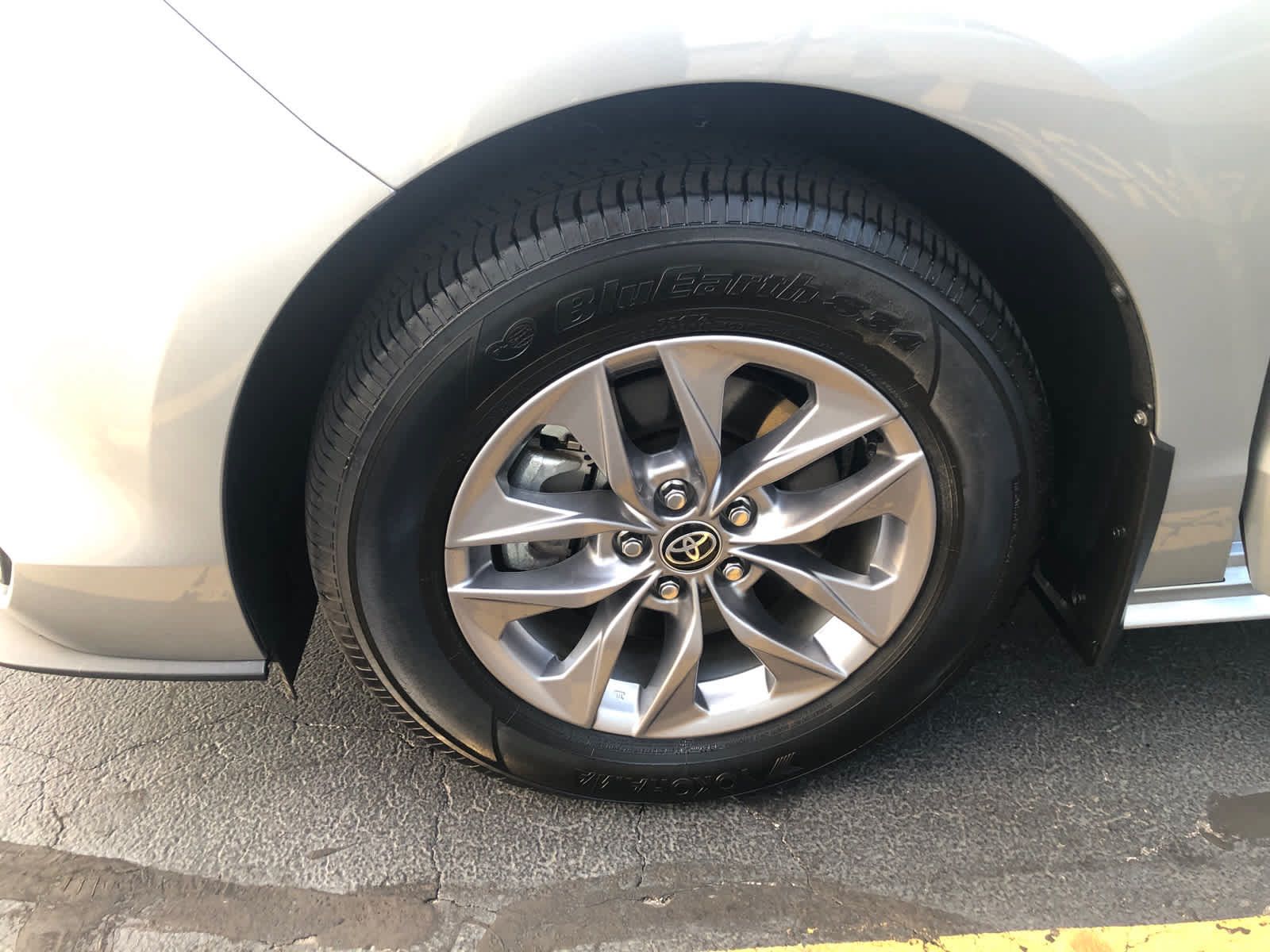 Certified 2025 Toyota Sienna LE w/ LE Plus Package FWD image 36