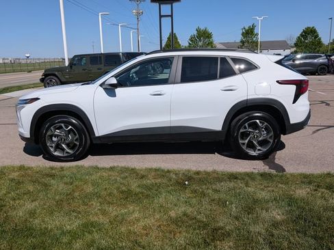 Used 2025 Chevrolet Trax LT w/ LT Convenience Package image 10