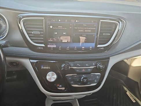 Used 2021 Chrysler Pacifica Touring-L image 15