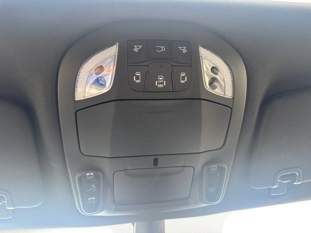 Used 2025 Chrysler Pacifica Limited FWD image 23