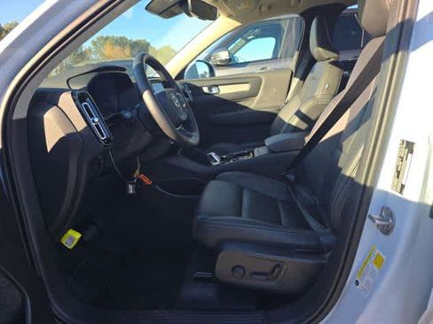 Used 2025 Volvo XC40 B5 Plus image 4
