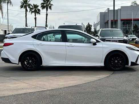 Used 2025 Toyota Camry SE image 3