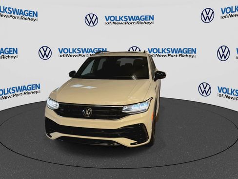 Used 2024 Volkswagen Tiguan SE R-Line FWD image 3