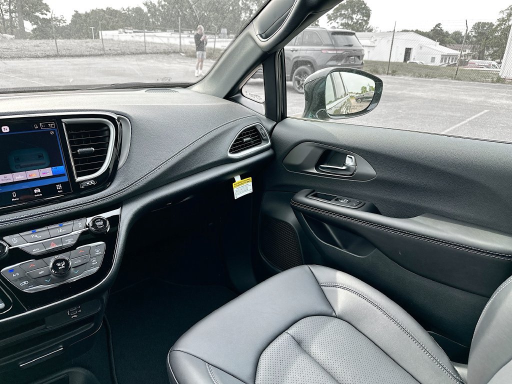 New 2027 Chrysler Pacifica Select FWD image 29