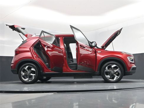 Used 2024 Hyundai Venue Limited image 31