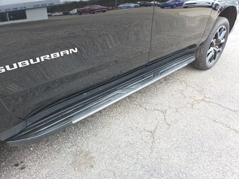 Used 2023 Chevrolet Suburban LT w/ Luxury Package image 19