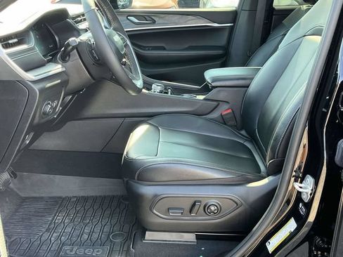 Used 2025 Jeep Grand Cherokee L Limited w/ Black Appearance Package AWD/4WD image 13