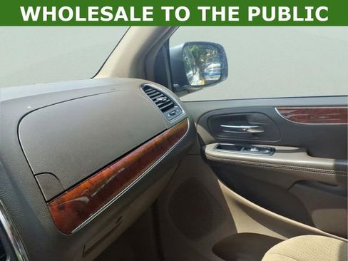Used 2012 Chrysler Town & Country Touring FWD image 20