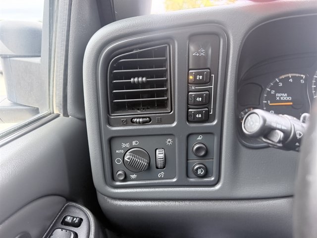 Used 2004 GMC Sierra 2500 SLT w/ Heavy-Duty Power Package AWD/4WD image 17