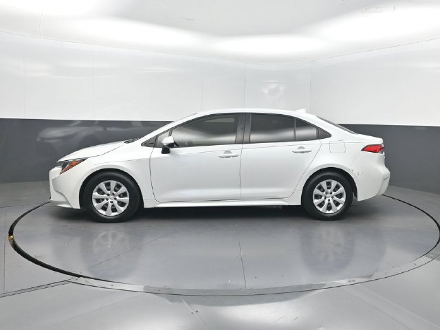 Used 2022 Toyota Corolla LE FWD image 3