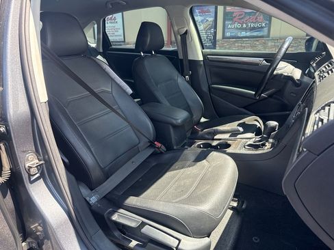 Used 2018 Volkswagen Passat 2.0T SE FWD image 19
