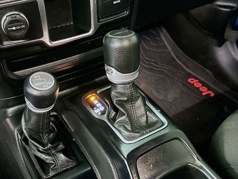 Used 2021 Jeep Gladiator Sport image 22