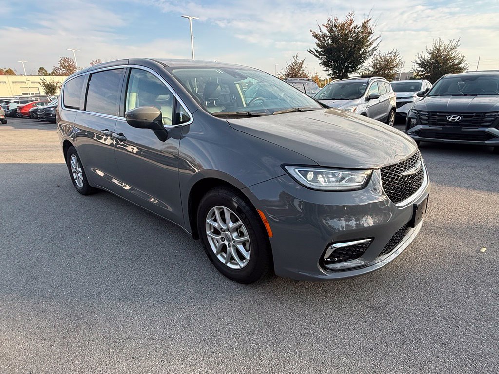 Used 2023 Chrysler Pacifica Touring-L FWD image 3