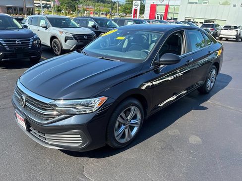 Used 2022 Volkswagen Jetta SE FWD image 3