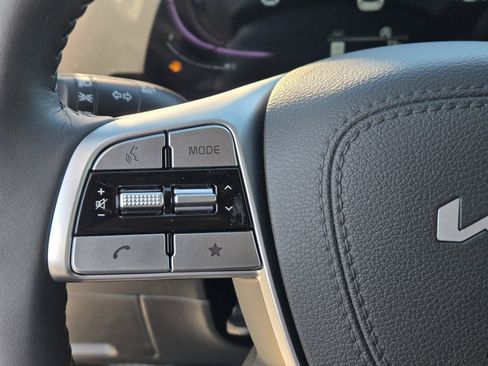 Used 2025 Kia Telluride LX FWD image 22