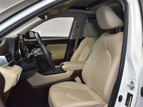 Used 2022 Toyota Highlander XLE image 9