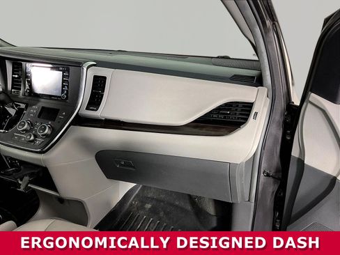 Used 2019 Toyota Sienna XLE FWD image 27