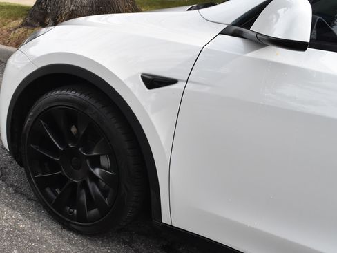 Used 2021 Tesla Model Y Long Range image 13