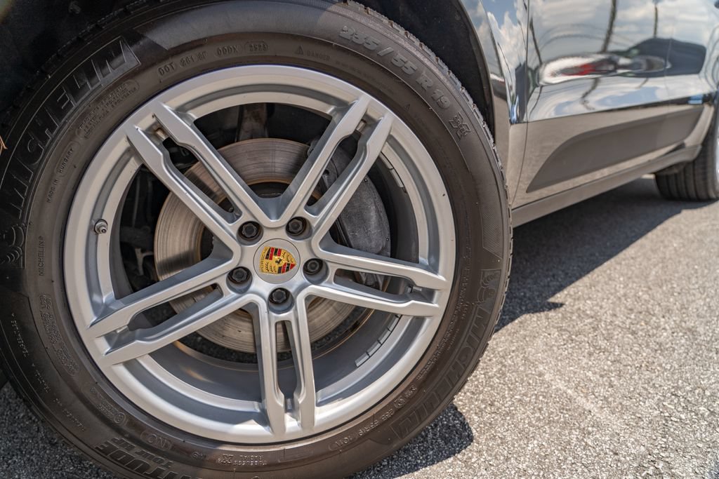 Used 2018 Porsche Macan AWD/4WD image 3