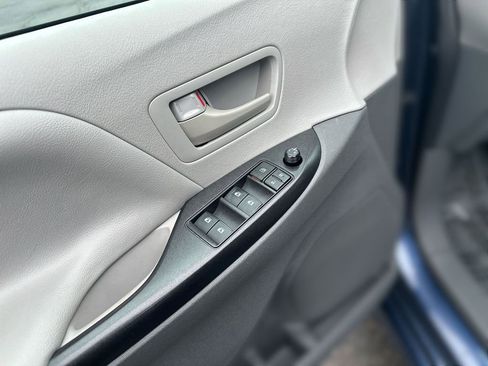 Used 2020 Toyota Sienna L image 15
