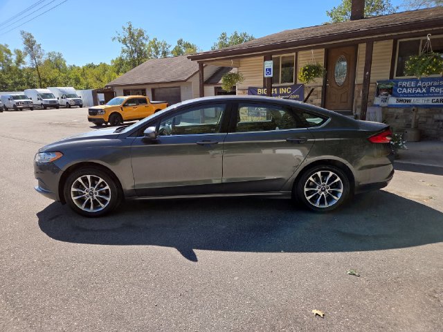 Used 2017 Ford Fusion SE w/ Fusion SE Technology Package FWD image 3