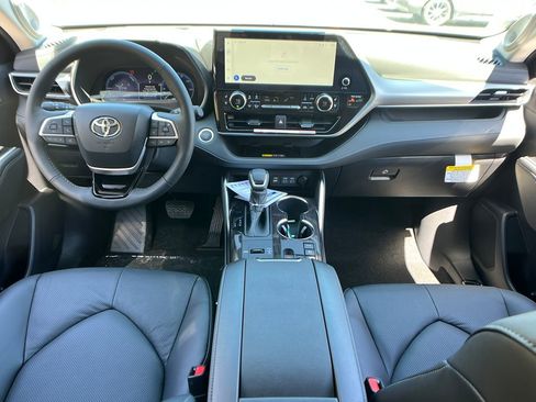 New 2026 Toyota Highlander Platinum AWD/4WD image 14