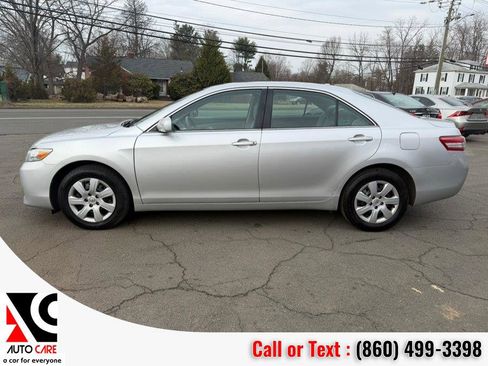 Used 2011 Toyota Camry LE image 4