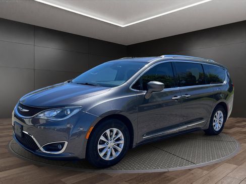 Used 2018 Chrysler Pacifica Touring-L FWD image 4
