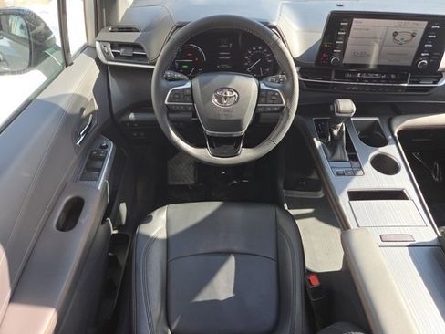Used 2021 Toyota Sienna XSE image 4