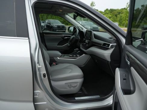 Used 2020 Toyota Highlander Limited FWD image 20