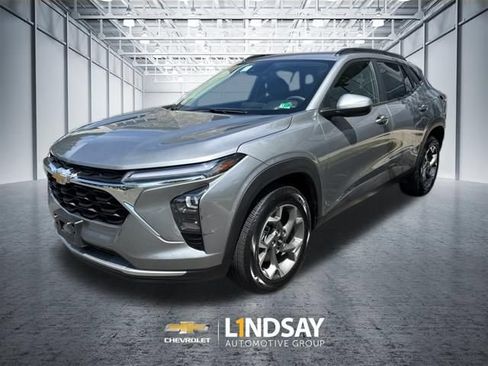 Used 2025 Chevrolet Trax LT FWD image 2