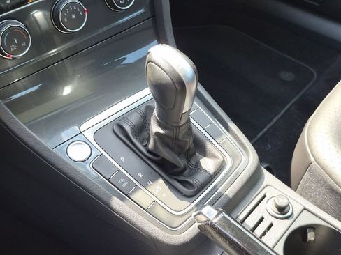 Used 2020 Volkswagen Golf 4-Door FWD image 17