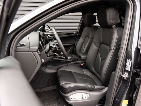 Certified 2026 Porsche Macan AWD/4WD image 5