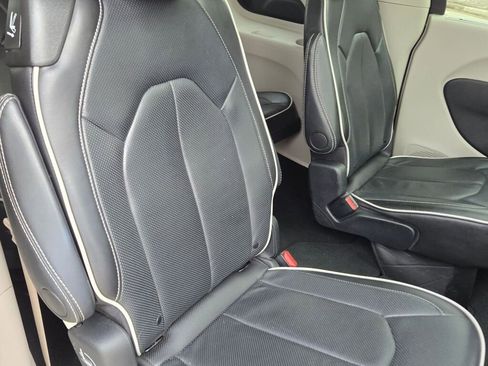 Used 2024 Chrysler Pacifica Limited FWD image 10