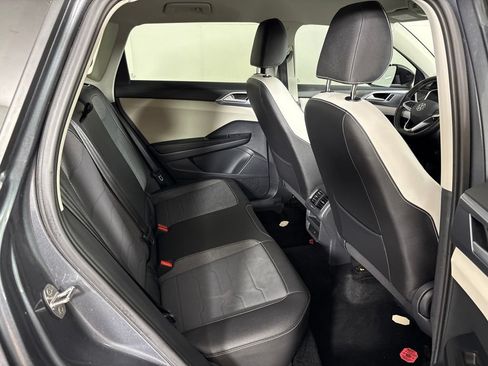 Used 2025 Volkswagen Taos SE AWD/4WD image 17