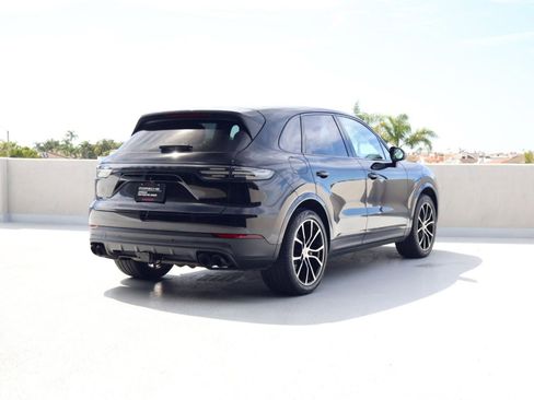 Certified 2023 Porsche Cayenne Platinum Edition image 9