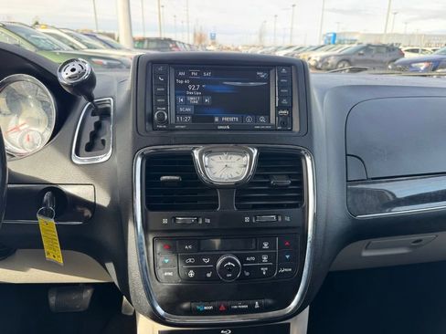 Used 2014 Chrysler Town & Country Touring-L w/ Driver Convenience Group image 18