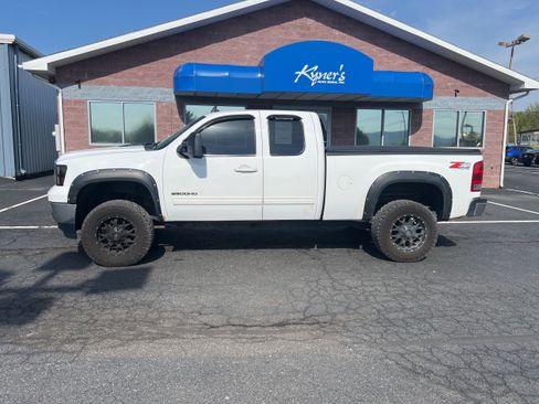 Used 2011 GMC Sierra 2500 SLT w/ SLT Convenience Package image 2