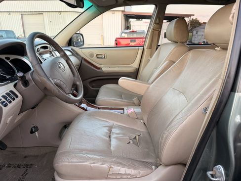 Used 2005 Toyota Highlander Limited w/ Leather Trim Pkg AWD/4WD image 2