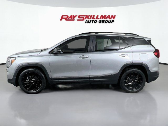 Used 2023 GMC Terrain SLE w/ Driver Convenience Package FWD image 4