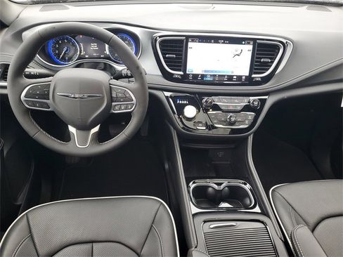 New 2026 Chrysler Pacifica Limited w/ Trailer Tow Group image 13